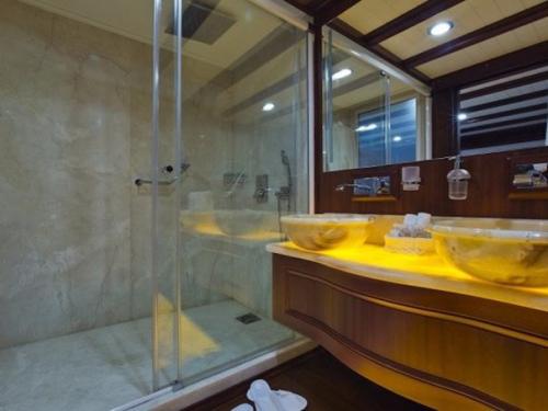 Роскошную яхту Джеймса Бонда выставили на продажу за 9, 4 млн долларов. 02