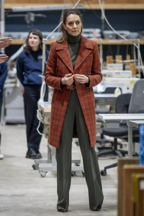 Кейт миддлтон Странное пальто из бабушкиного сундука надела. 06