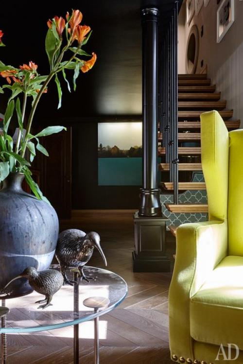 Архитектор Елена лукинская превратила трехэтажную квартиру в арбатских переулках в арт - пространство, в котором она живет и работает. 06