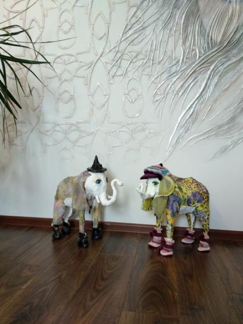 Я редко делаю цветные барельефы, чаще всего они тонируются в монохром, но этот интерьер просил именно такого. 08