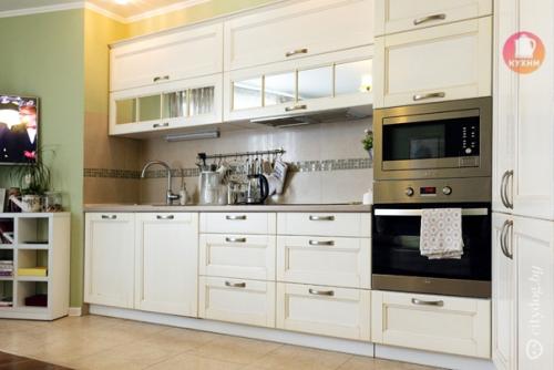 Уютный интерьер кухни, объединенной с гостиной. 01