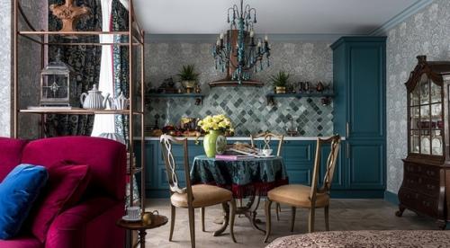 Однушка 46 квадратных метров в Москве с необычным дизайном и антиквариатом. 01