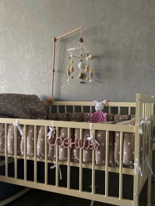 Вы спрашивали как эти вязаные имена смотрятся в интерьере и вот я нашла несколько примеров на просторах интернета. 08