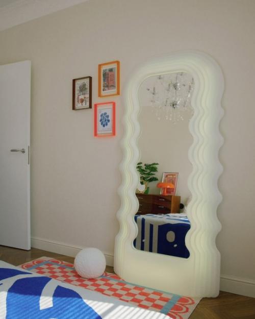 Яркая квартира с картинами и граффити для молодой семейной пары с домашними питомцами. 05