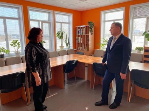 Когда за окном пасмурно и грустно, идёт дождь или валит хлопьями снег, я точно знаю, где всегда тепло - в ломоватской библиотеке. 04