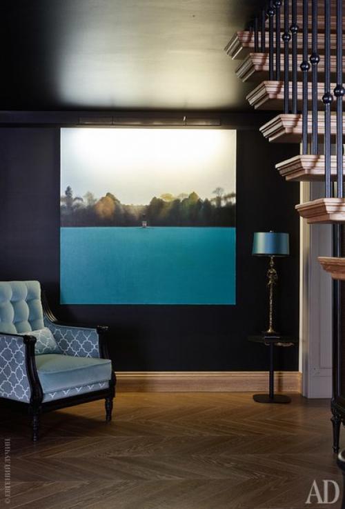 Архитектор Елена лукинская превратила трехэтажную квартиру в арбатских переулках в арт - пространство, в котором она живет и работает. 04