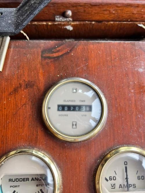 Эта голландская баржа размером 21 х 4 м зарегистрирована в Великобритании, но в настоящее время находится в гронингене, Нидерланды. 04