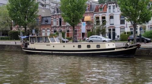 Эта голландская баржа размером 21 х 4 м зарегистрирована в Великобритании, но в настоящее время находится в гронингене, Нидерланды. 01