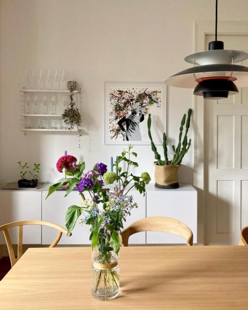 Современная квартира с винтажной мебелью, растениями и красивыми зелеными стенами в детской комнате и спальне. 01