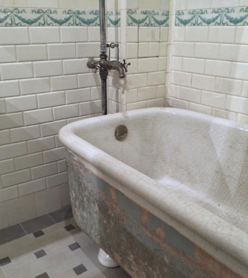 Про воссозданную ванную комнату начала XX века в одной старой петербургской квартире. 04