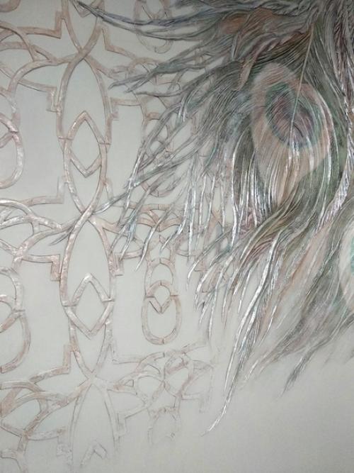 Я редко делаю цветные барельефы, чаще всего они тонируются в монохром, но этот интерьер просил именно такого. 06