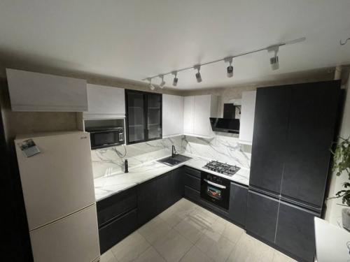 Кухонный гарнитур Вельвет на 100% соответствует тенденции минимализма в интерьере и пользуется большим спросом наших покупателей. 01