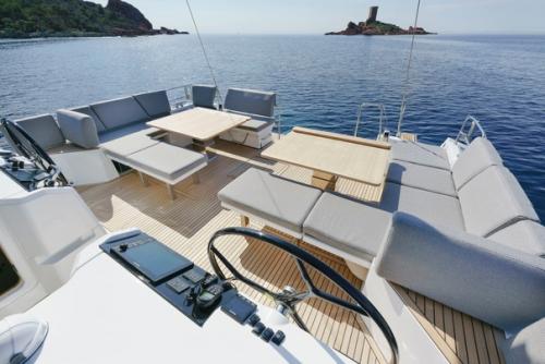 Появились первые фотографии испытаний на воде новой Jeanneau 55, которую мы - журнал YR - сочли главной новинкой выставки в Дюссельдорфе. 04