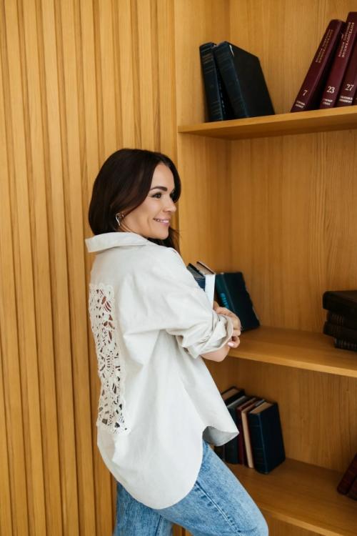 Стеллаж от пола до потолка - это эффектный и очень функциональный интерьерный прием, который сразу приковывает внимание. 01