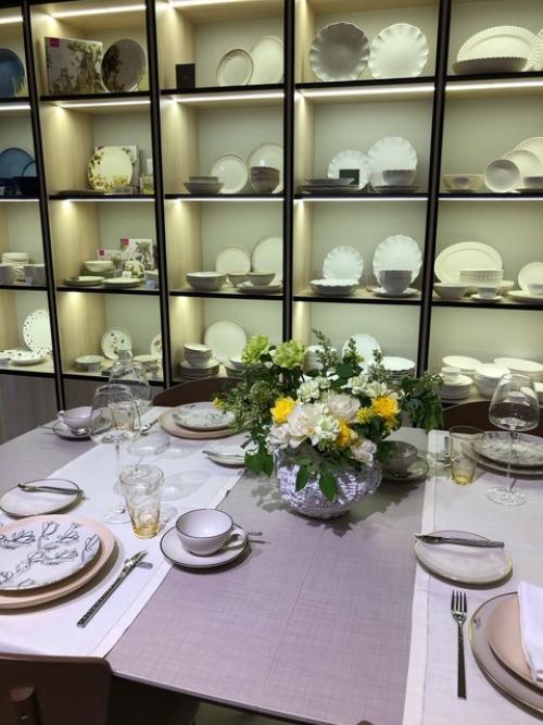 Красивый стол дополняет интерьер, продолжает его стиль, усиливает атмосферу. 05