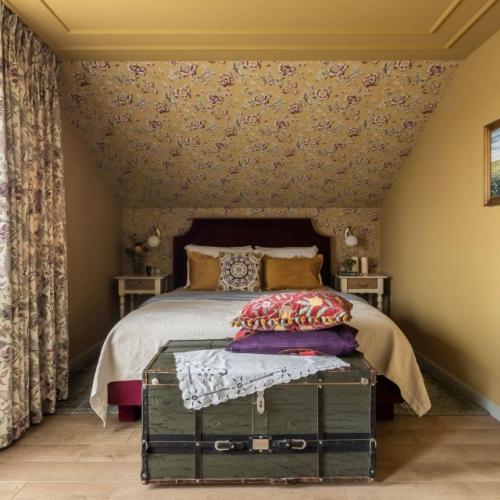 Дом в башкирской деревне окружен памятниками зодчества, домами с резными ставнями. 07