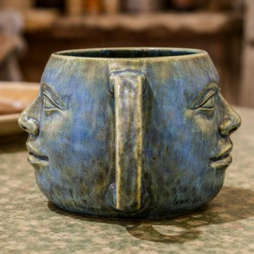 Пить кофе из бага: как проект Enigmia превратил цифровой сбой в осязаемый объект.
