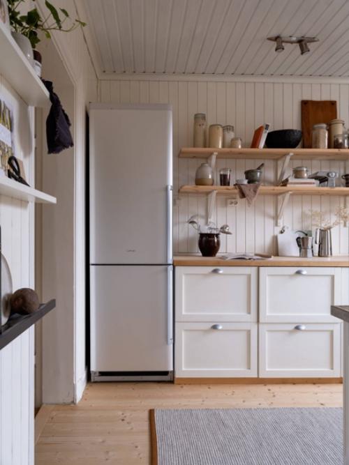 Светлая квартира с винтажной мебелью и библиотекой в центре венерсборга, Швеция. 03