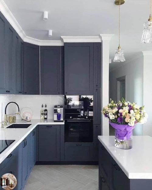 Обычно стараются маленькую кухню делать как можно светлее. 01