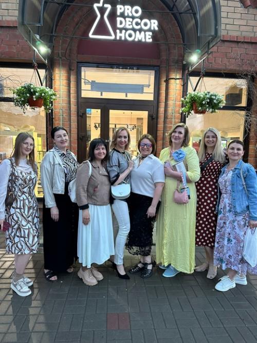 Красивый стол дополняет интерьер, продолжает его стиль, усиливает атмосферу. 04