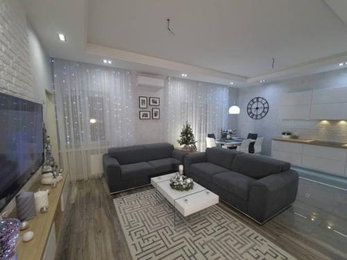 Многие хозяева в собственных квартирах и домах принимают решение сделать современный дизайн с зонированием кухни - гостиной. 03