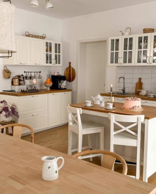 Белые кухни совершенно не надоедают с годами! 01