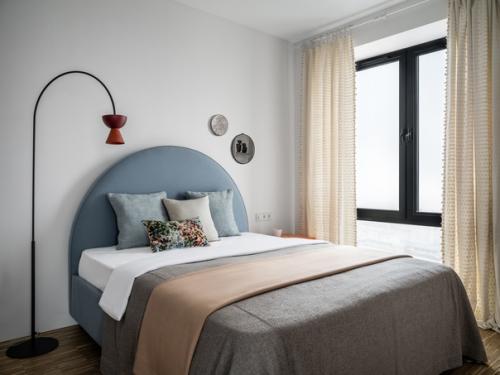 В проекте Петра григораша и Дарьи Блаженковой есть и кухня из фанеры, и необычное ограждение в ванной, и даже кабинет у входа в квартиру. 01