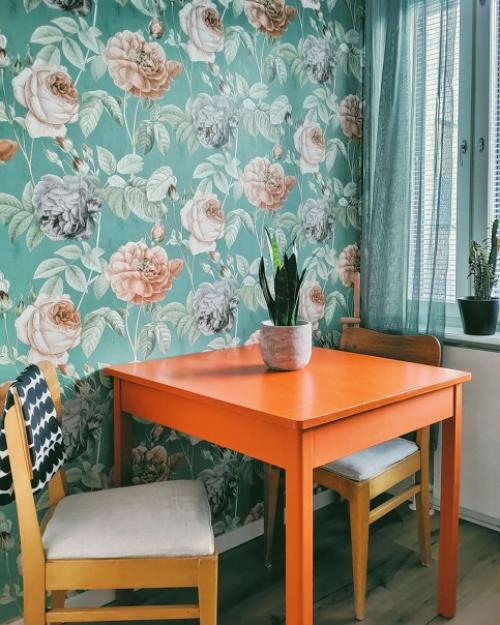 Цветочные обои на кухне и яркие постеры в гостиной: интересная квартира в Финляндии. 04