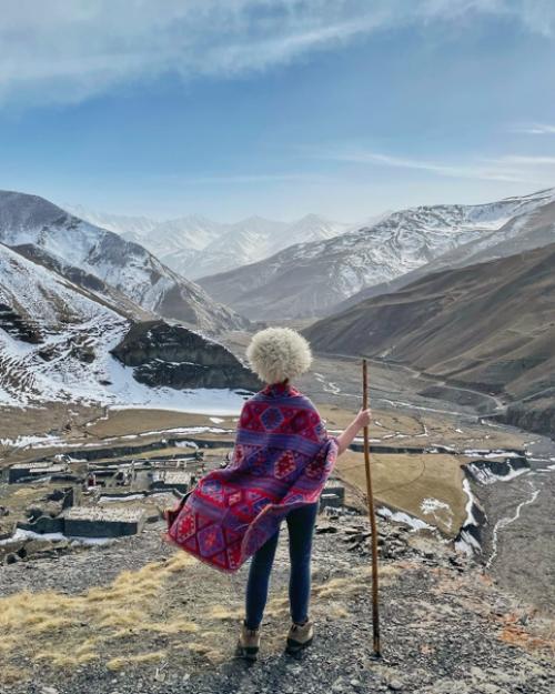 Уже второй раз возвращаемся из Дагестана с винтажным ковром ручной работы, да ещё и домотканые подушки к нему обнаружили в этот раз. 01