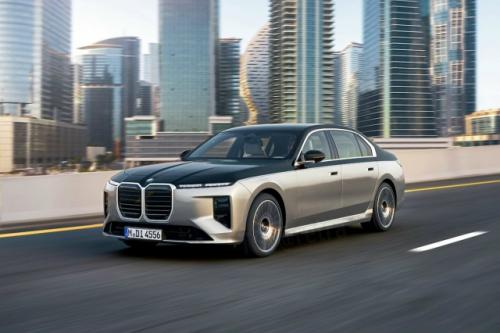 BMW представили новую седьмую серию, чем вызвали волну возмущения среди фанатов из-за дизайна. 02