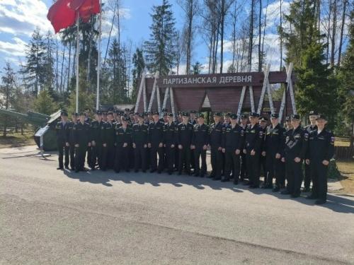 Курсанты военно-морского политехнического института Партизанскую Деревню в парке патриот посетили. 01 Курсанты военно-морского политехнического института Партизанскую Деревню в парке патриот посетили. 01