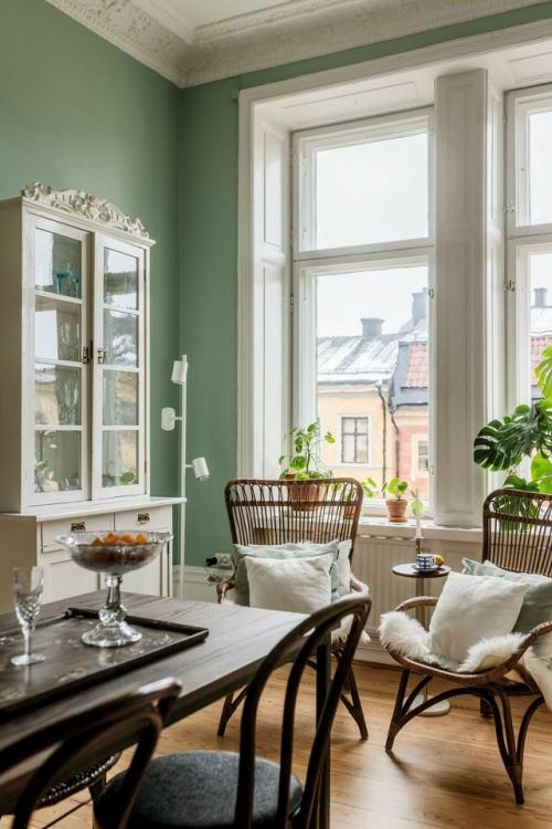 Кухня в шведской квартире в историческом доме с высокими потолками. 03