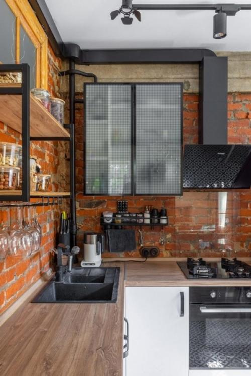 Стеклянная перегородка в стиле лофт, чугунные батареи, старая мебель в интерьер двухкомнатной квартиры (57 кв. 03