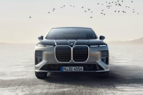 BMW представили новую седьмую серию, чем вызвали волну возмущения среди фанатов из-за дизайна. 01