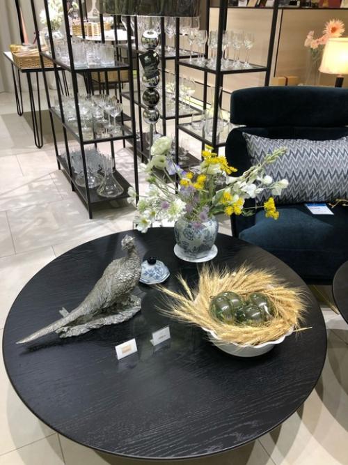 Красивый стол дополняет интерьер, продолжает его стиль, усиливает атмосферу. 06