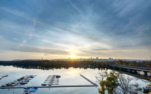 Апартаменты 7nebo со стеклянной стеной в Киеве. 02