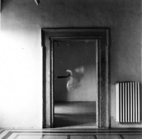 Франческа вудмен работала с традиционной фотографической техникой, но постоянно экспериментировала. 07