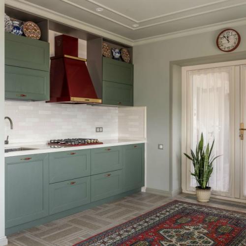 Дом в башкирской деревне окружен памятниками зодчества, домами с резными ставнями. 02