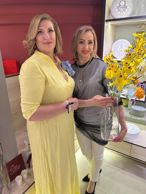 Красивый стол дополняет интерьер, продолжает его стиль, усиливает атмосферу. 03