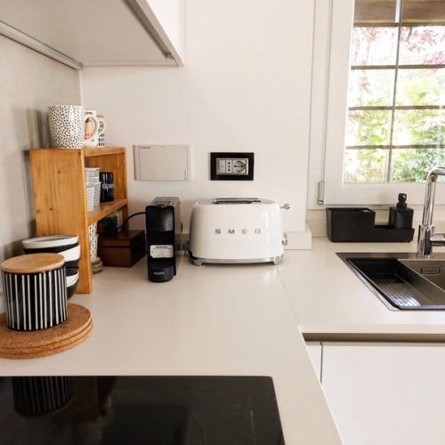 Белый стены, белая и чёрная мебель, белые кухонные шкафы - стильный и универсальный выбор для небольших квартир и домов. 01