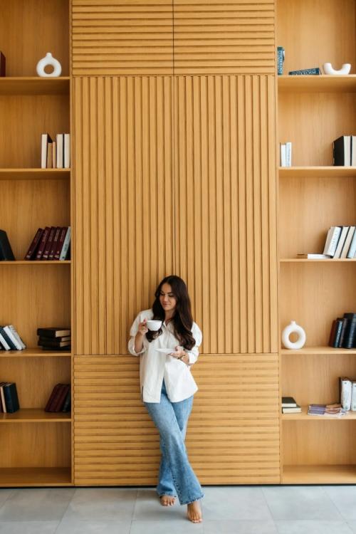 Стеллаж от пола до потолка - это эффектный и очень функциональный интерьерный прием, который сразу приковывает внимание.  