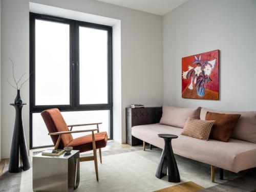 В проекте Петра григораша и Дарьи Блаженковой есть и кухня из фанеры, и необычное ограждение в ванной, и даже кабинет у входа в квартиру. 04