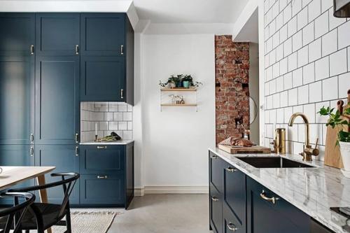 Кухня с открытой кирпичной стеной и элегантная гостиная: квартира в Гётеборге (82 кв. 04