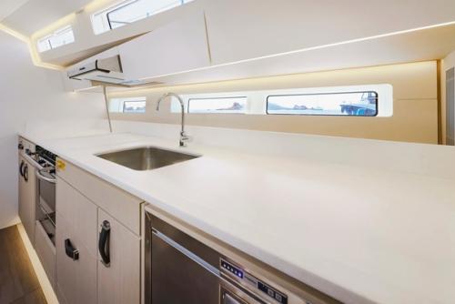 Появились первые фотографии испытаний на воде новой Jeanneau 55, которую мы - журнал YR - сочли главной новинкой выставки в Дюссельдорфе. 07