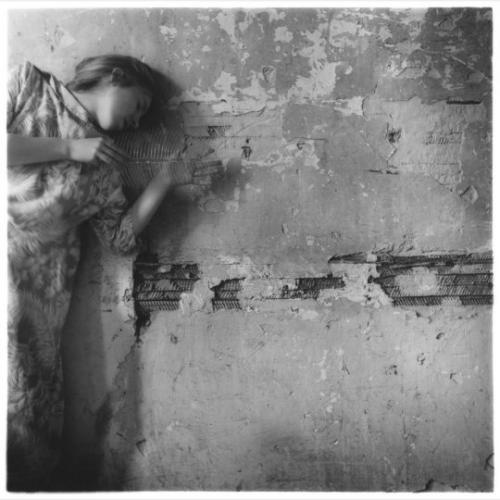 Франческа вудмен работала с традиционной фотографической техникой, но постоянно экспериментировала. 02