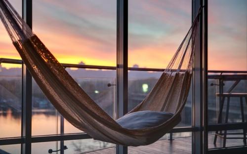 Апартаменты 7nebo со стеклянной стеной в Киеве. 03