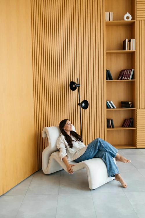 Стеллаж от пола до потолка - это эффектный и очень функциональный интерьерный прием, который сразу приковывает внимание. 02