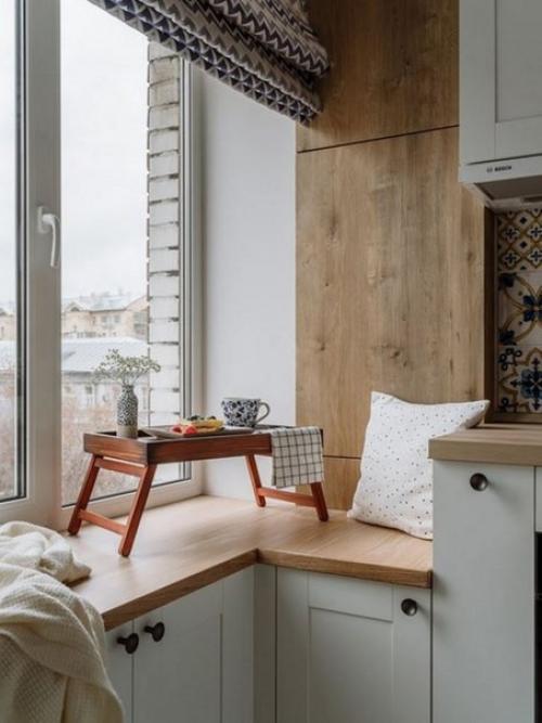 Солнечный интерьер 5-метровой кухни, объединенной с гостиной, в типовой квартире в кирпичном доме 1970 года постройки. 04