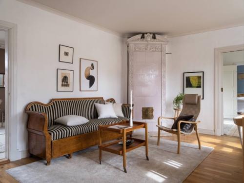 Светлая квартира с винтажной мебелью и библиотекой в центре венерсборга, Швеция. 07