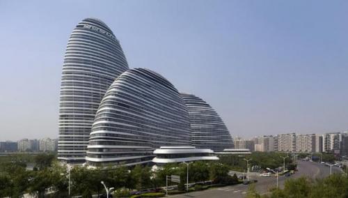 Британский дизайнер арабского происхождения Заха хадид скончалась. 02